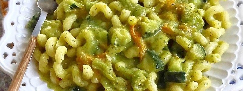 Pasta con zucchine e fiori di zucca (Cremosa): ricetta in 20 Minuti!