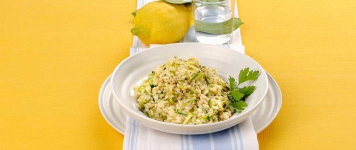 Risotto al limone e zucchine grigliate, la ricetta vegetariana per gustare i sapori di un piatto estivo