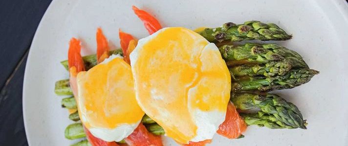 uova in camicia con asparagi e salmone, una prelibatezza mediterranea