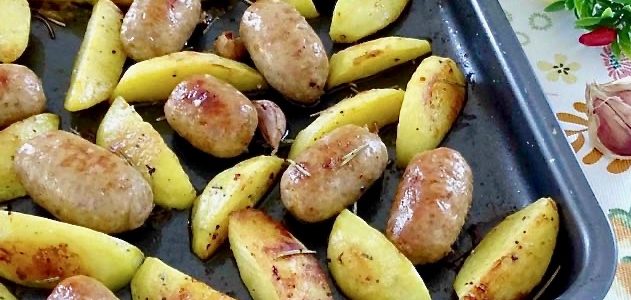 come fare patate e salsiccia al forno